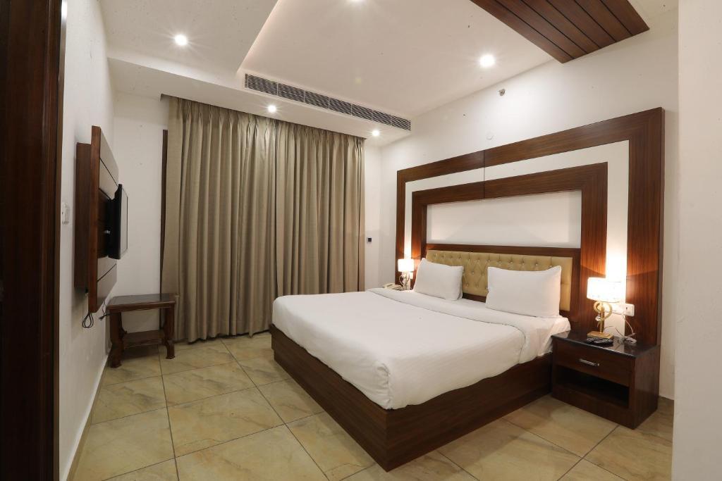 Наваншахр: Grand Hotel Nawanshahr