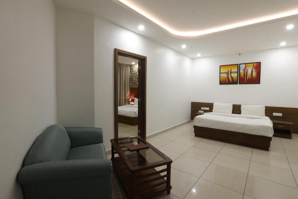 Наваншахр: Grand Hotel Nawanshahr