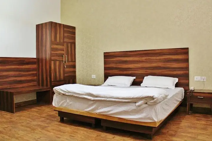 Шахджаханпур: Adhunik Hotel Neemrana