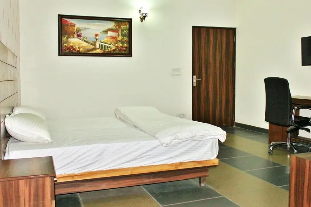 Шахджаханпур: Adhunik Hotel Neemrana