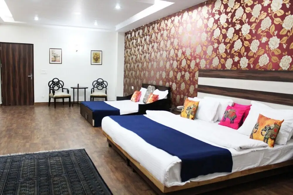 Шахджаханпур: Adhunik Hotel Neemrana