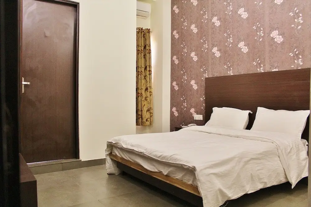 Шахджаханпур: Adhunik Hotel Neemrana