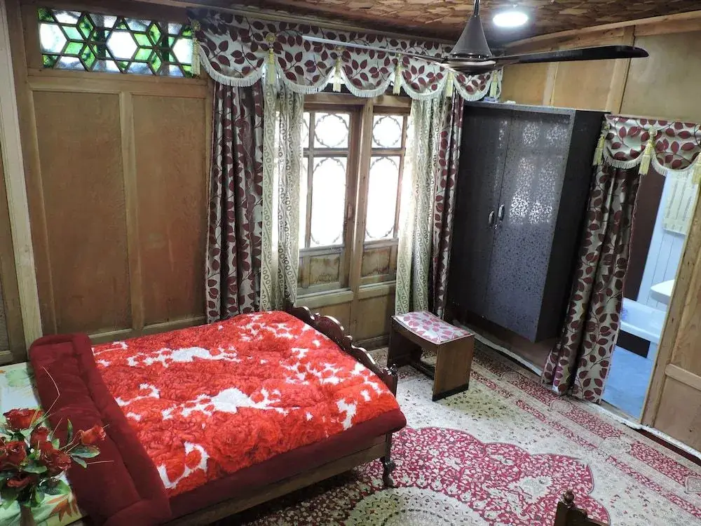 Шринагар: Appollo eleven group of houseboats