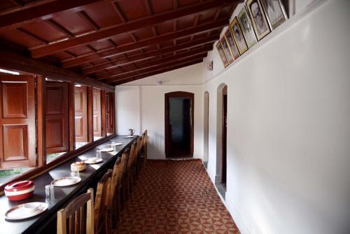 Наинитал: Silent Valley- Alchauna Kumaoni House along river Kalsa