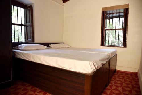 Наинитал: Silent Valley- Alchauna Kumaoni House along river Kalsa