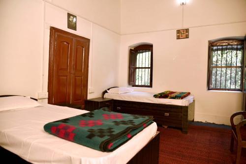 Наинитал: Silent Valley- Alchauna Kumaoni House along river Kalsa