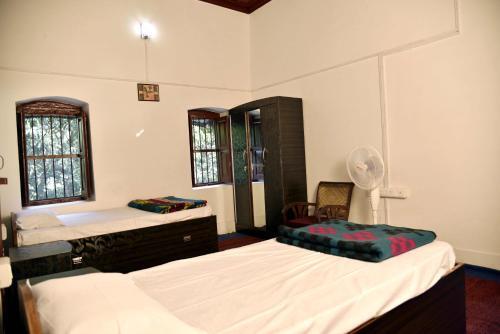 Наинитал: Silent Valley- Alchauna Kumaoni House along river Kalsa