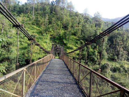 Наинитал: Silent Valley- Alchauna Kumaoni House along river Kalsa