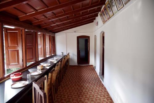 Наинитал: Silent Valley- Alchauna Kumaoni House along river Kalsa