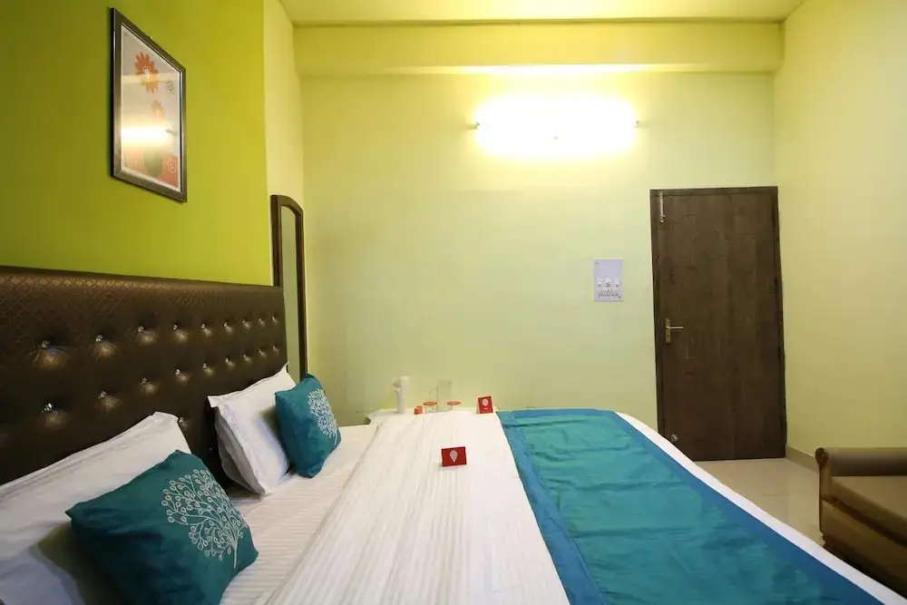 Бахадрабад: Motel Divine International