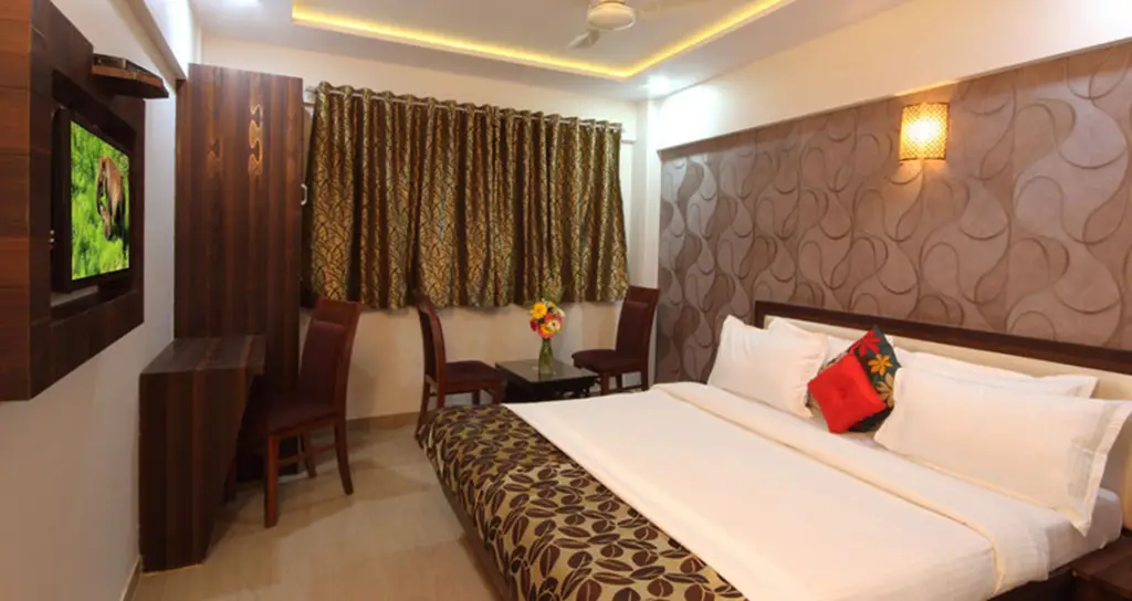 Тхане: Hotel Railway Inn