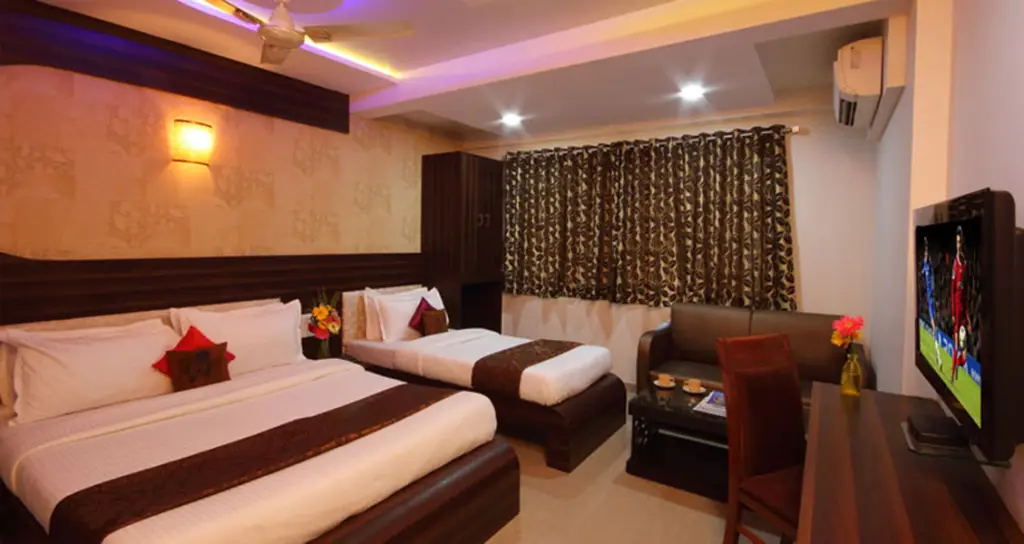 Тхане: Hotel Railway Inn
