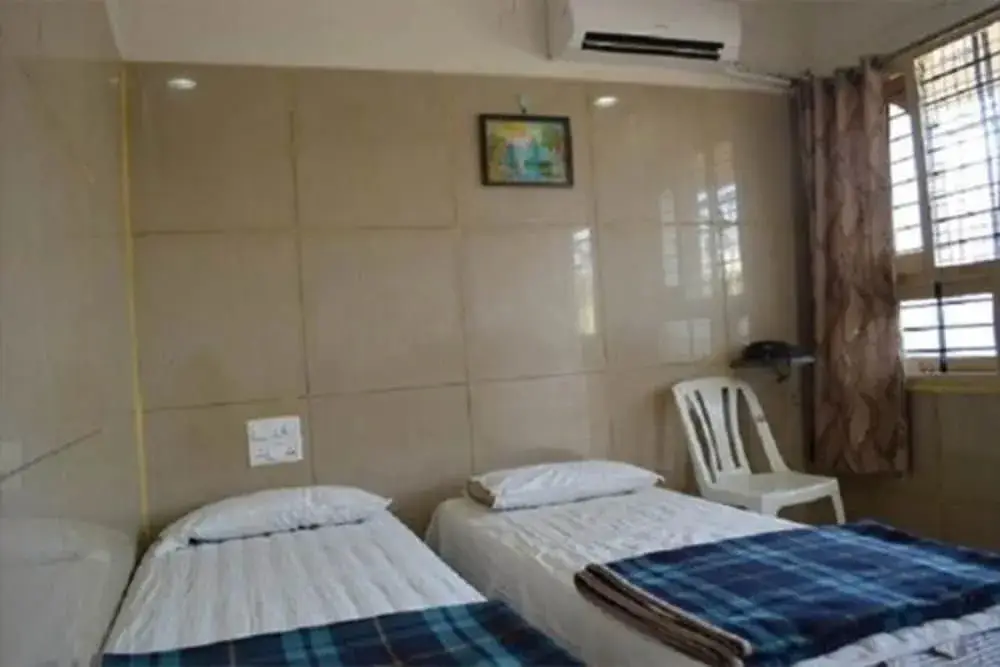Chitradurga: Mourya Deluxe AC Lodge