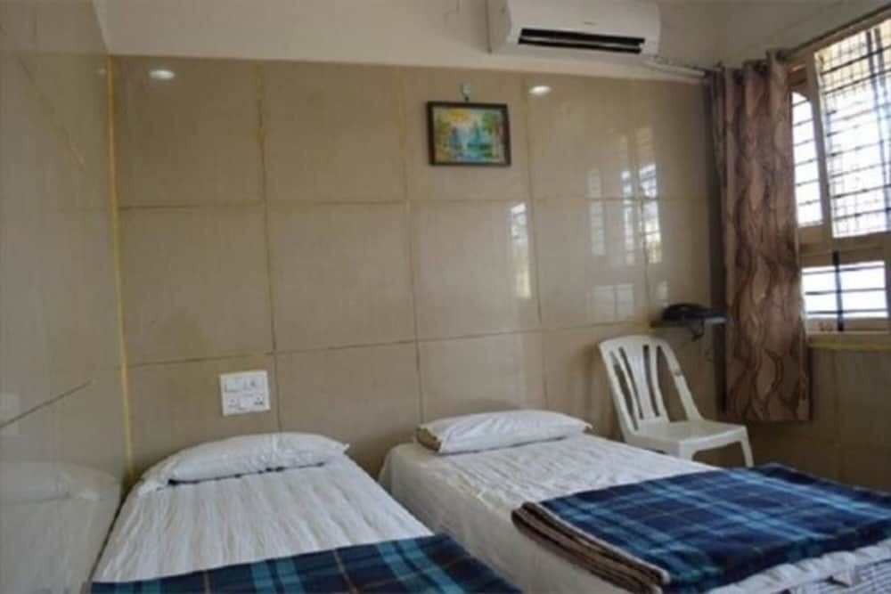 Chitradurga: Mourya Deluxe AC Lodge