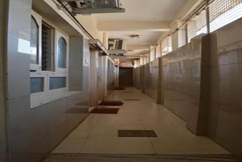 Chitradurga: Mourya Deluxe AC Lodge