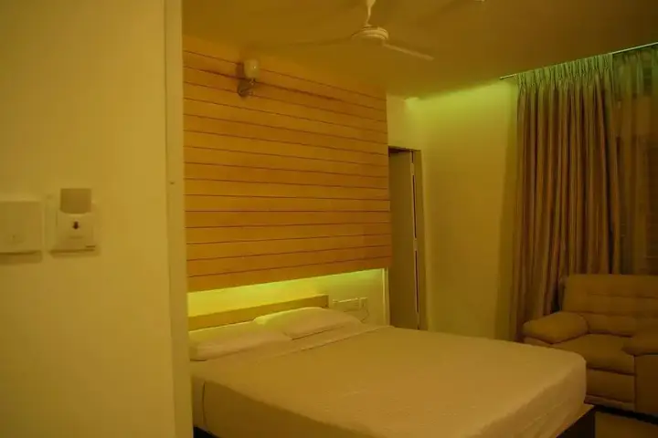 Бангалор: Roseline Suites - A Business Hotel