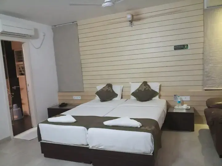Бангалор: Roseline Suites - A Business Hotel
