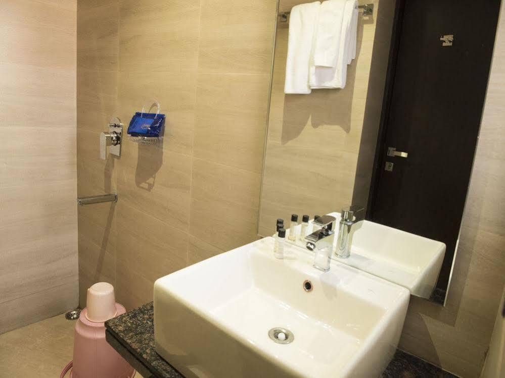 Гувахати: OYO Premium GS Road Near International Hospital