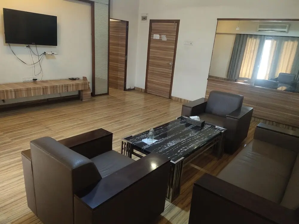 Тхане: Hotel Praveen International