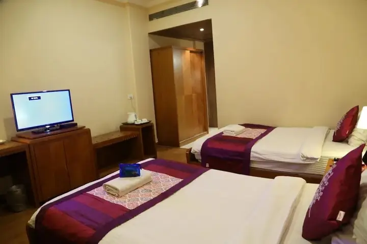 Бадди: OYO 2192 Hotel Gianz