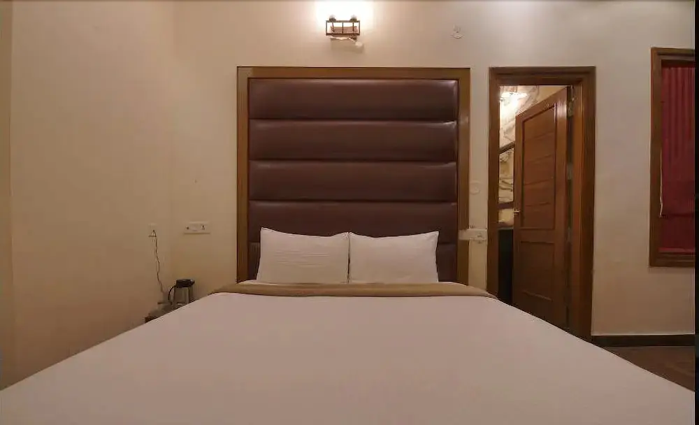 Казаули: Dippys Hotel