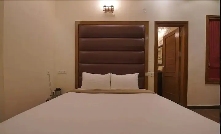 Казаули: Dippys Hotel