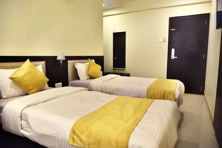 Тхане: Hotel Times Square