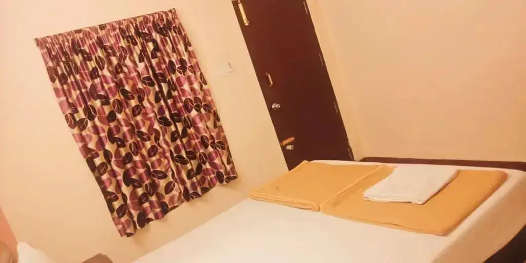 Тирупати: Hotel DKR residency