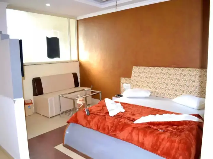 Пачмарай: Hotel Rock Manor