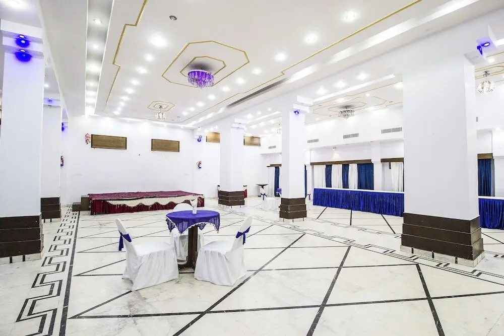Канпур: FabHotel Mayfair Inn