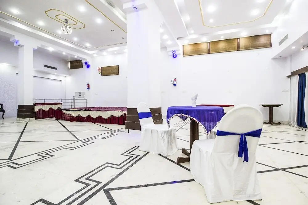 Канпур: FabHotel Mayfair Inn