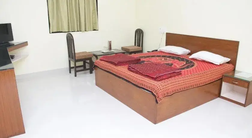 Киим: Hira Laxmi Residency
