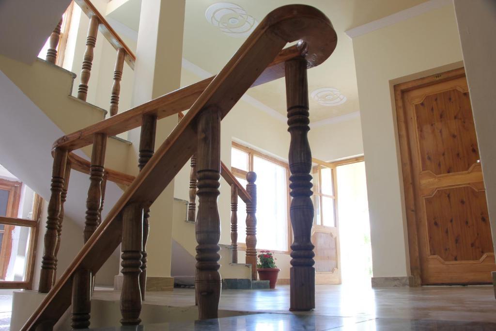 Лех: New Moon Guest House
