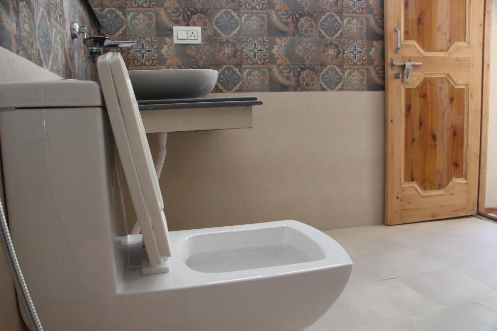 Лех: New Moon Guest House