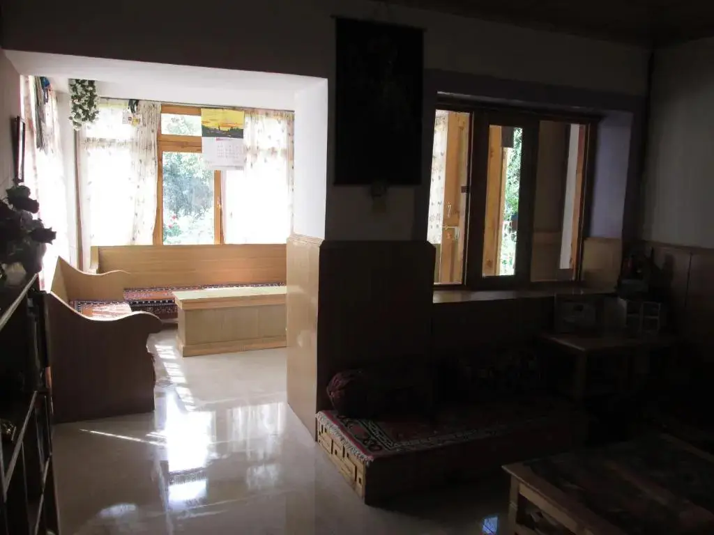 Лех: New Moon Guest House
