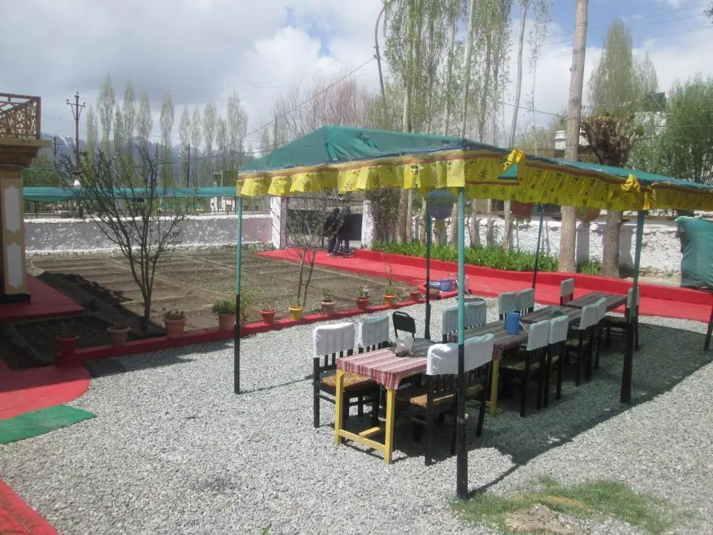 Лех: New Moon Guest House
