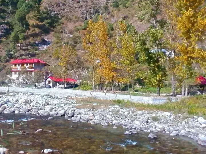 Банджар: Devat Farm Cottage Tirthan Gushaini