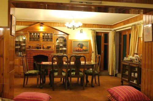 Шринагар: The Cottage Nigeen