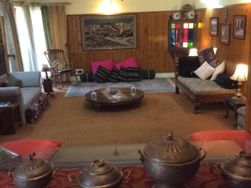 Шринагар: The Cottage Nigeen