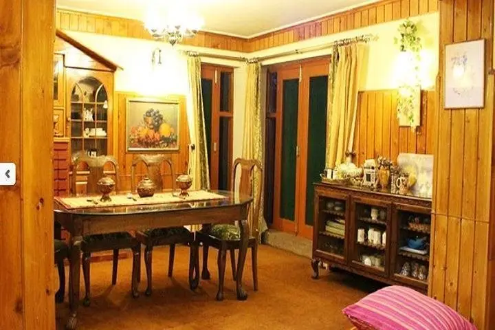 Шринагар: The Cottage Nigeen