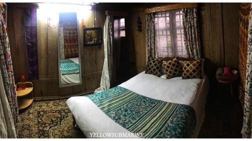 Шринагар: House Boat Yellow Submarine