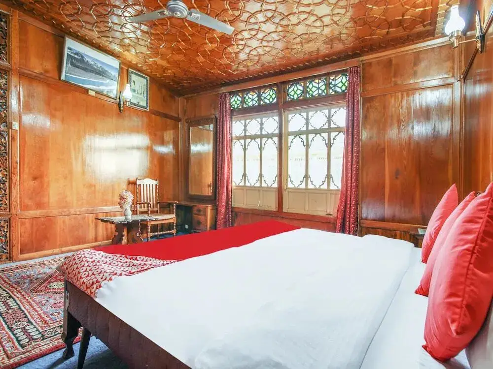 Шринагар: New Maharaja Palace Group of Houseboat's