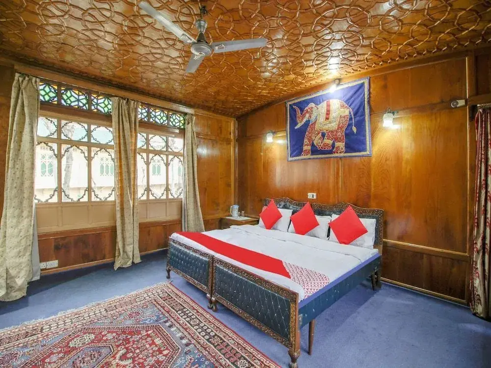 Шринагар: New Maharaja Palace Group of Houseboat's