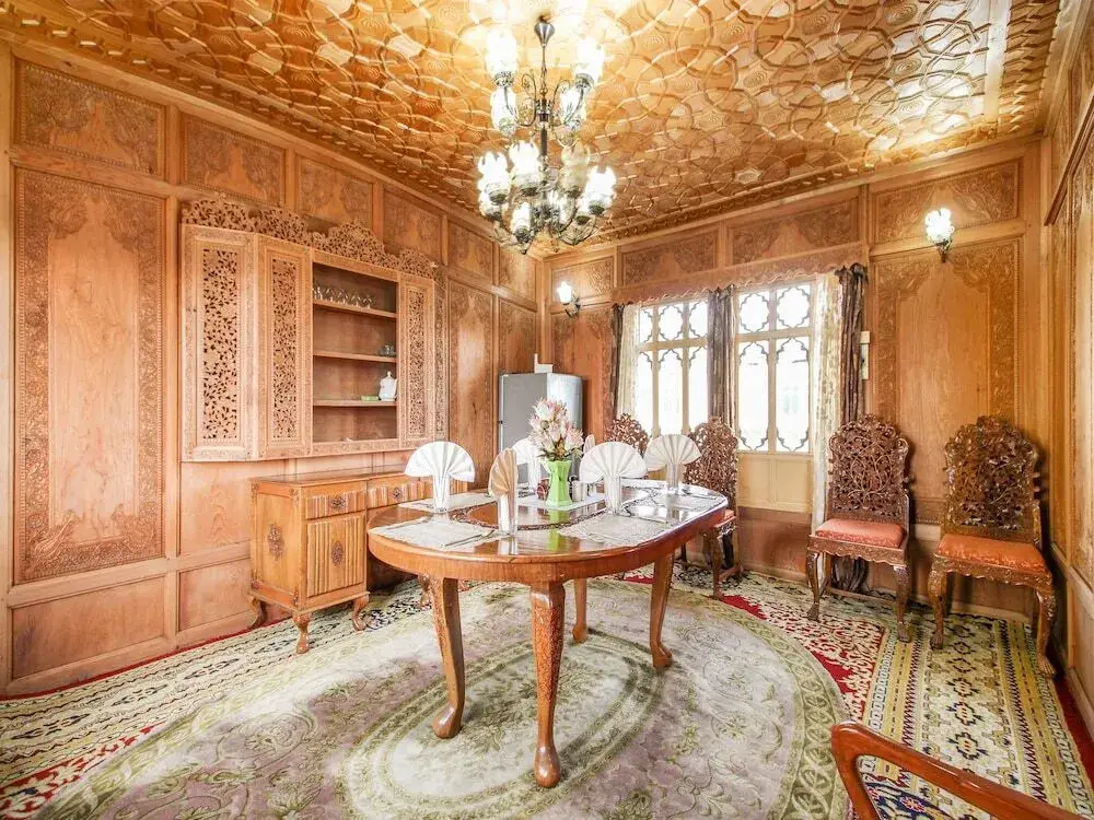 Шринагар: New Maharaja Palace Group of Houseboat's