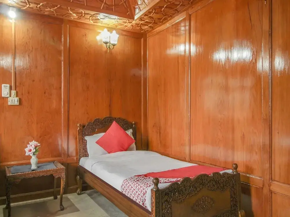 Шринагар: New Maharaja Palace Group of Houseboat's