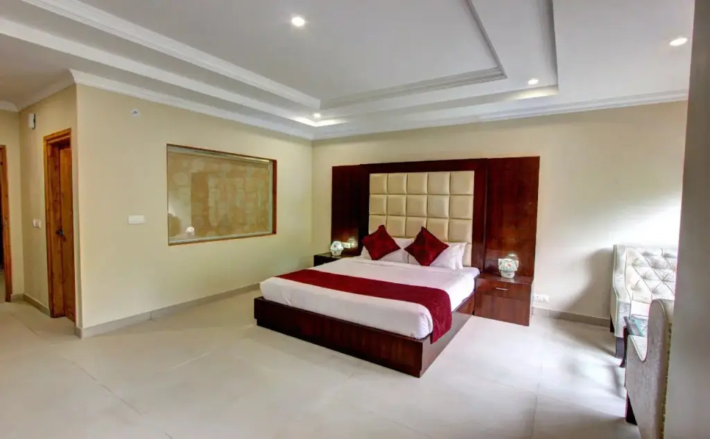 Катра: Hotel Vipul Palace