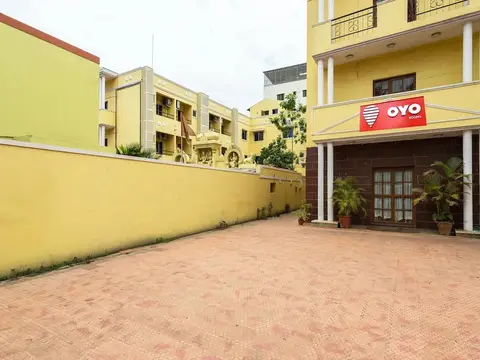 OYO 3722 Hotel StayEasy Majestic — фото 1