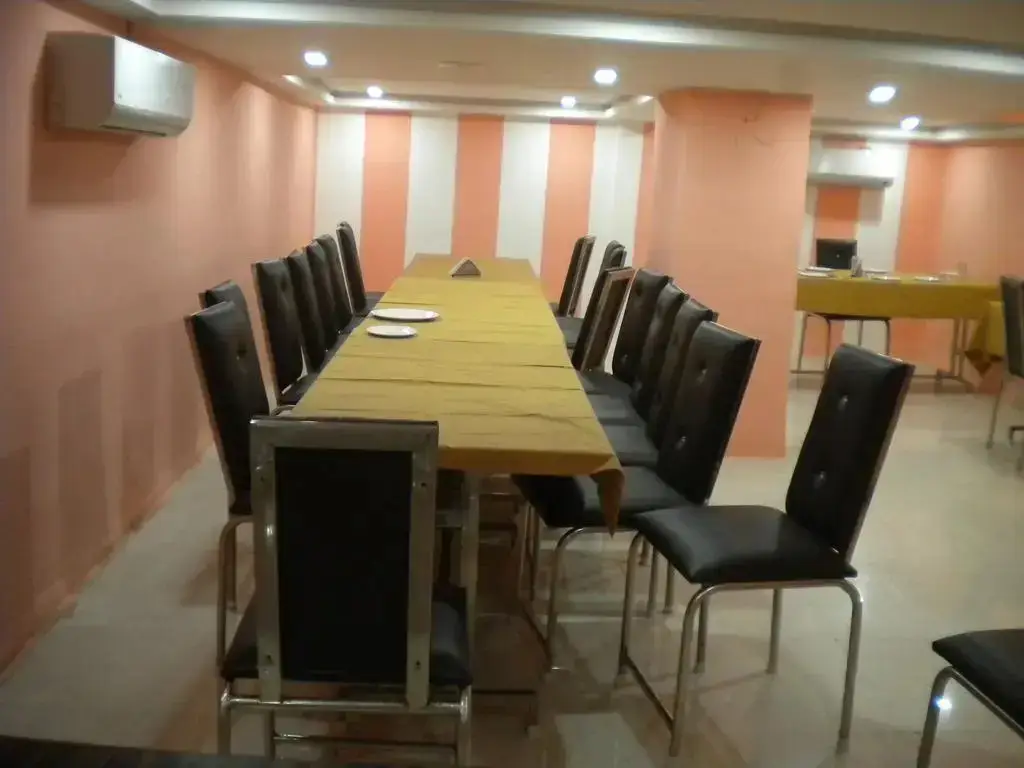 Удджайн: OYO 2403 Hotel Aamantran Avenue