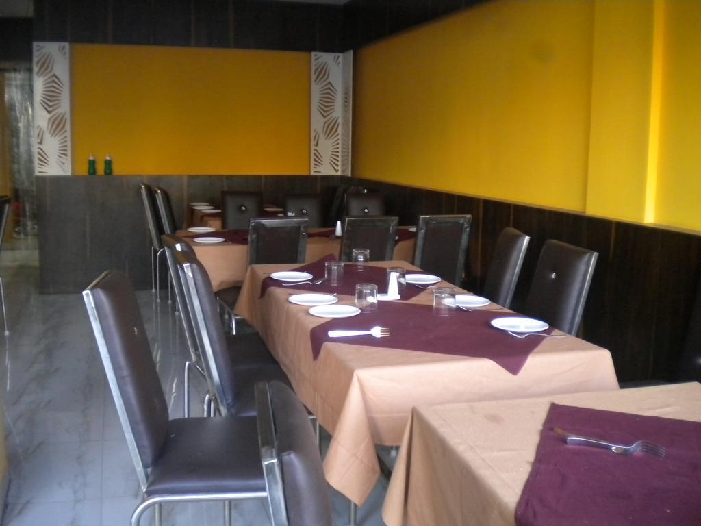 Удджайн: OYO 2403 Hotel Aamantran Avenue