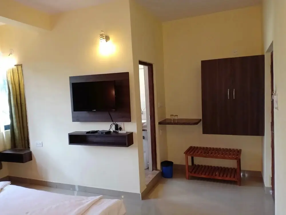 Мандрем: Hotel Aananda